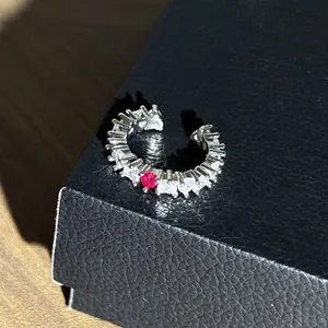 Dettaglio macro di un lussuoso anello aperto in argento con cristalli a forma di cuore
