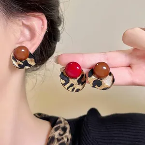 Vintage Leopard-Print-Ohrstecker mit glänzenden Perlen für den eleganten Herbst und Winter