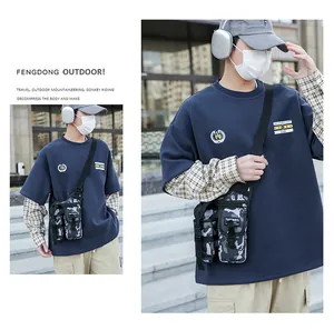 Gros plan d'un sac de poitrine tactique camouflage pour homme de style techwear.