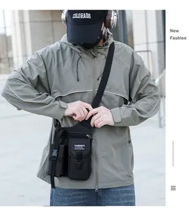 Mannequin portant un sac de poitrine tactique noir pour homme au style techwear