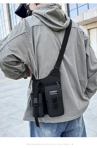 Vue détaillée d'un sac de poitrine tactique multifonctionnel noir pour hommes