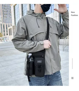 Sac de poitrine tactique noir pour homme avec porte-bouteille sur modèle