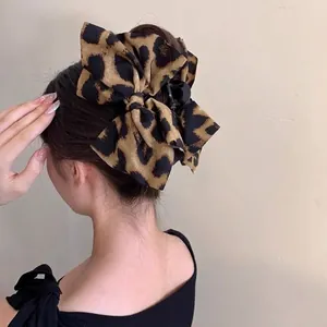 Nahaufnahme einer stylischen Haarklammer mit einer großen Leopardenmuster-Schleife