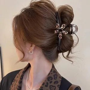 Detailaufnahme einer Vintage-Haarklammer mit Leopardenmuster am Haarknoten
