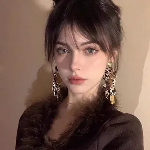 Orecchini pendenti eleganti con nappe leopardate per un look vintage d'autunno inverno