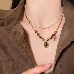 Detailansicht der doppellagigen Vintage-Halskette mit ovalem Tigeraugen-Anhänger