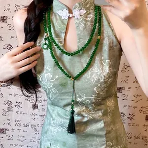 Elegante grüne Perlenkette im chinesischen Stil mit dunkelgrünem Quastenanhänger für Kleider