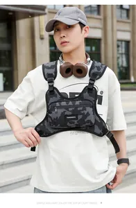 Detailansicht der Camouflage-Taktik-Brusttasche, die ein Model im Streetwear-Stil trägt
