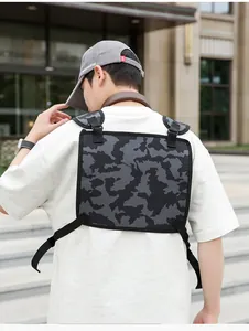 Grau-schwarze Camouflage Techwear taktische Brusttasche in Detailansicht auf Modellrücken