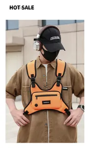 Nahaufnahme einer leuchtend orangefarbenen taktischen Brusttasche mit Streetwear.