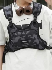 Borsa pettorale tattica mimetica per streetwear urbano e attività all'aperto.