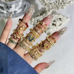 Vintage vergoldetes Emaille Schmetterling Ring Set mit Blumen- und Kristalldetails