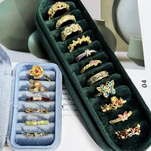 Elegante Vintage-Emaille-Ringe in hochwertigen Samtschmuckkästchen für Damen präsentiert