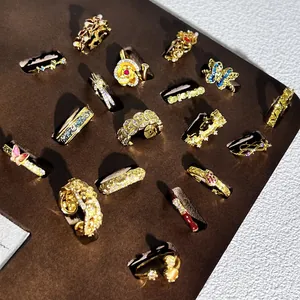 Elegante Vintage-Ringe im chinesischen Stil mit bunten Emaille- und Kristalldetails