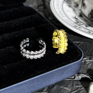 Dettaglio anello retrò in pizzo con trama spazzolata e strass scintillanti
