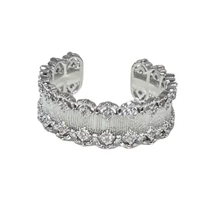 Dettaglio ravvicinato dell'anello in pizzo vintage argento con trama spazzolata e strass