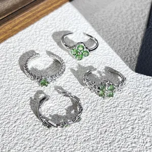 4er-Set silberne Kleeblatt-Ringe mit mintgrünen Edelsteinen, verstellbar für Damen