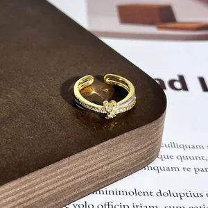 Nahaufnahme eines eleganten vergoldeten Vintage-Rings mit lila Emaille und Zirkonia