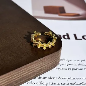 Detailansicht eines vintage gold gebürsteten Rings mit exquisitem Sternenmuster