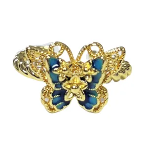 Detailansicht eines vintage vergoldeten Schmetterlingsrings mit blauem Emaille