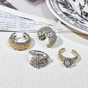Detalle macro de cuatro anillos vintage estilo palacio bicolor con pavé de diamantes