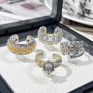 Primer plano de anillos abiertos de cristal pavé vintage en una caja blanca