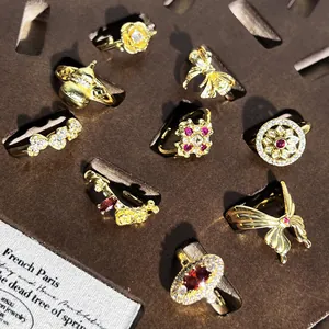 Detailansicht verschiedener Retro-Ringe im chinesischen Stil mit Blumenmotiven