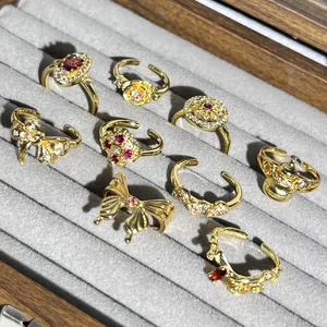 Vintage Goldringe im chinesischen Stil mit Blumen- und Schmetterlingsmotiven in Box