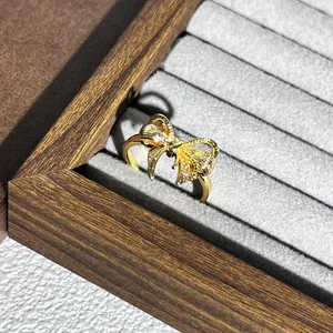 Detaillierte Makroaufnahme eines vergoldeten Vintage-Schleifenrings mit funkelnden Steinen