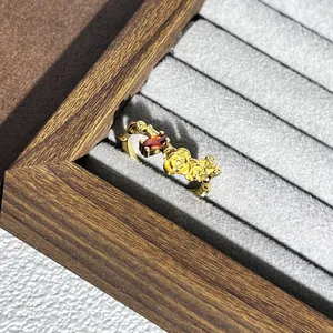 Detailaufnahme eines eleganten goldenen Blumenrings mit orangefarbenem Edelstein