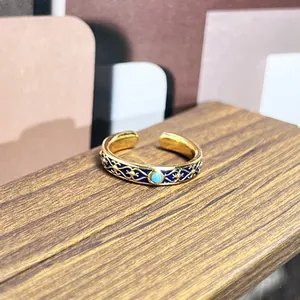 Detalle de cerca de un anillo de oro vintage estilo palacio con esmalte azul y turquesa