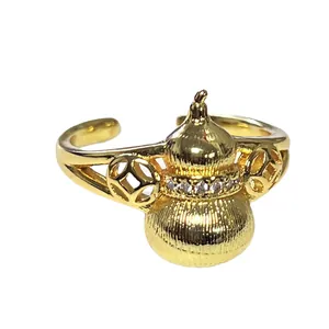 Detailansicht eines goldenen Flaschenkürbis-Rings im Vintage-Stil mit Strasssteinen