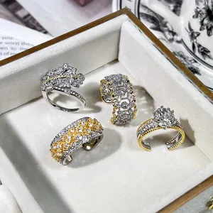 Primer plano de cuatro anillos abiertos vintage bicolor con diamantes de imitación