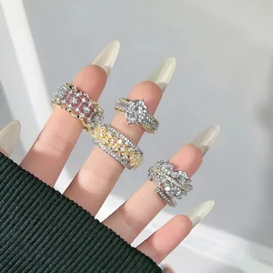 Primer plano de anillos abiertos con diamantes de imitación de dos colores