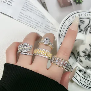 Detalle de primer plano de anillos pavé vintage de dos tonos con una elegante taza de cerámica