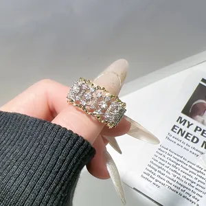 Primer plano de un anillo vintage bicolor con pedrería pesada en estilo de corte