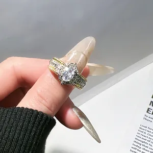 Primer plano de anillo vintage bicolor con pavé de cristales y piedra ovalada central