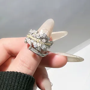 Primer plano de un anillo vintage bicolor con diseño de hojas llenas de diamantes.
