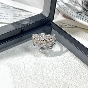 Vista detallada de un anillo vintage bicolor con pavé de circonitas