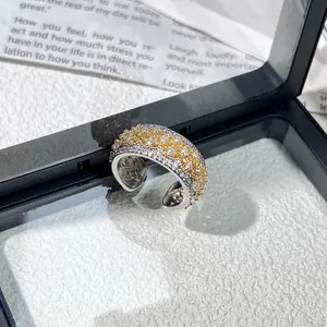 Primer plano de anillo de lujo con pavé de cristales bicolor en caja de regalo