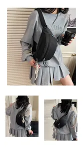 Marsupio in tela nera alla moda da donna mostrato in tre diversi stili di utilizzo