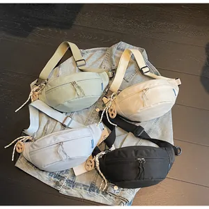 Collezione di marsupi casual in tela in diversi colori esposti su uno sfondo di denim