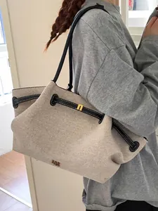 Bolso tote grande de lona con correas negras para el transporte en verano