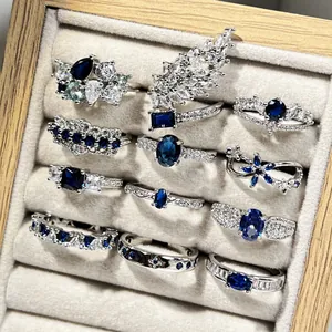 Kollektion eleganter silberfarbener Ringe mit brillanten blauen und klaren Zirkonia.