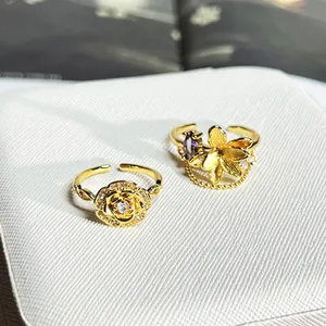 Detaillierte Ansicht zweier goldener Barockringe mit aufwendigen 3D-Blumendesigns