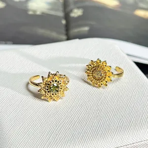 Detailansicht von goldenen Sonnenblumenringen mit grünen und klaren Kristallen