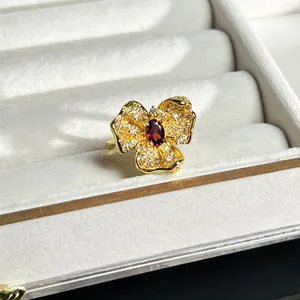 Detailansicht eines luxuriösen Barock-Goldblumenrings mit rotem Edelstein in einer Box