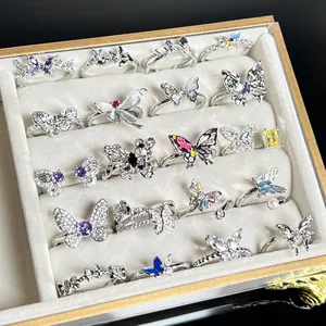 Detaillierte Kollektion eleganter Schmetterlingsringe mit funkelnden Kristallen in Box