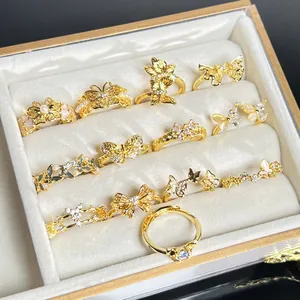 Detailansicht verschiedener goldener Schmetterlingsringe mit Kristallen in einer Box