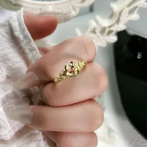 Vista macro de un exquisito anillo de oro en forma de corazón con detalles barrocos
